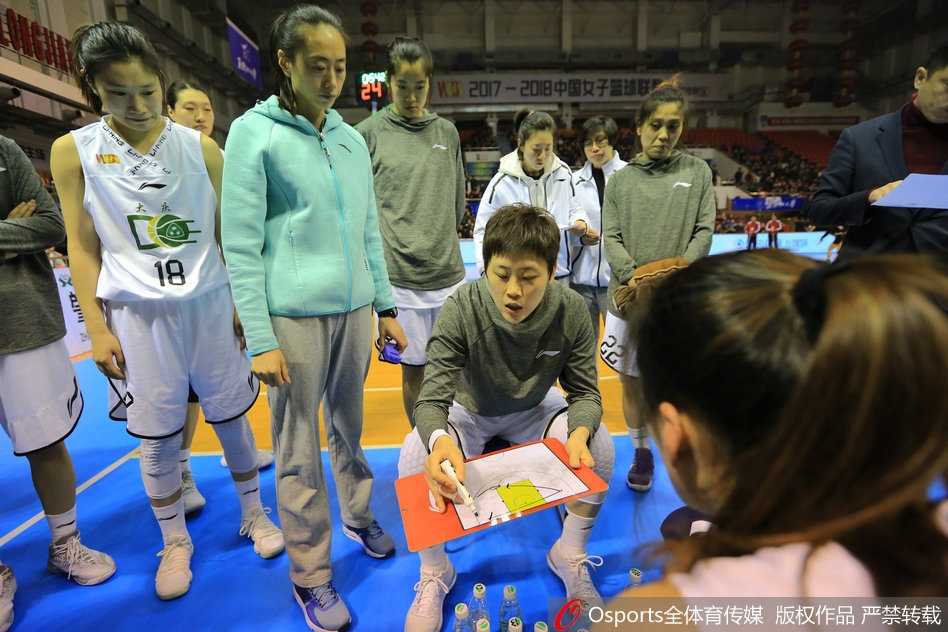 纪妍岩率大庆农商信女篮力克山东,主场收官战锁定季后赛席位 张家赫持球突破,面对山东队两人的包夹防守,她毫无惧色,眼神坚毅地寻找着传球或上篮的缝隙。