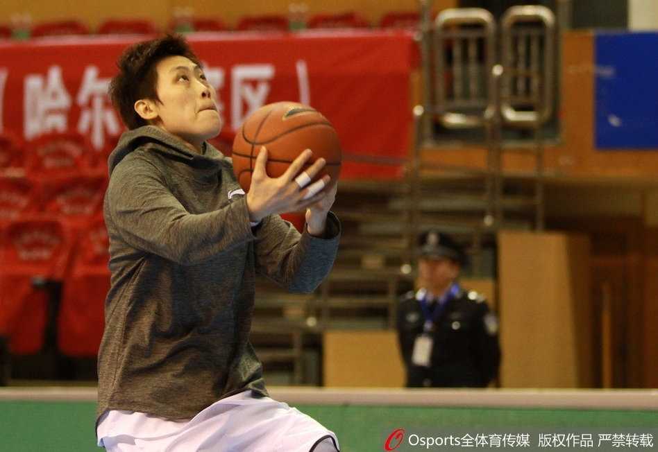 纪妍岩率大庆农商信女篮力克山东,主场收官战锁定季后赛席位 纪妍岩身披战袍在场上指挥若定,她双手持球,眼神如炬,正示意队友跑位,尽显核心风范。