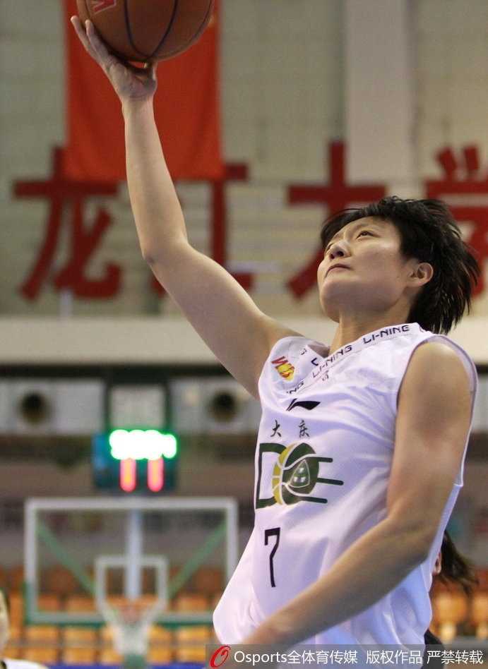 纪妍岩率大庆农商信女篮力克山东,主场收官战锁定季后赛席位 纪妍岩跳起传球,身体在空中舒展,球如炮弹般飞向队友,展现了扎实的基本功和卓越的赛场视野。