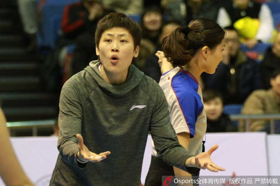 纪妍岩率大庆农商信女篮力克山东,主场收官战锁定季后赛席位 获胜一刻,大庆女篮的队员们紧紧相拥,脸上洋溢着胜利的喜悦和晋级的激动,汗水与笑容交织。