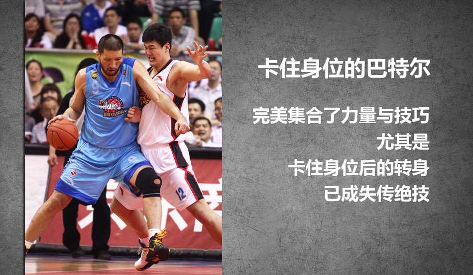 纵横沙场二十年,谁才是CBA赛场上最无解的得分王牌? 威姆斯高速运球穿越全场,眼神坚定地望向前方,身后是几名追防不及的辽宁队球员,画面充满了速度与激情。