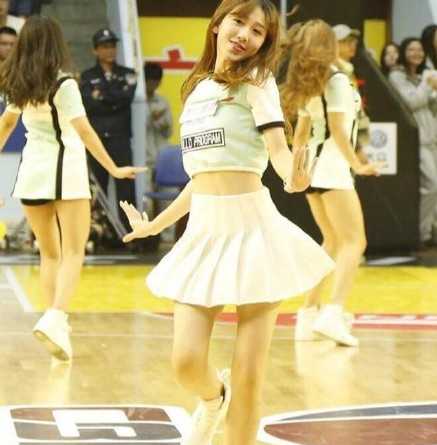 这张侧身照完美勾勒出她窈窕的身姿，回眸一笑的瞬间，既有着篮球宝贝的动感，又带着几分神似林志玲的温婉柔美