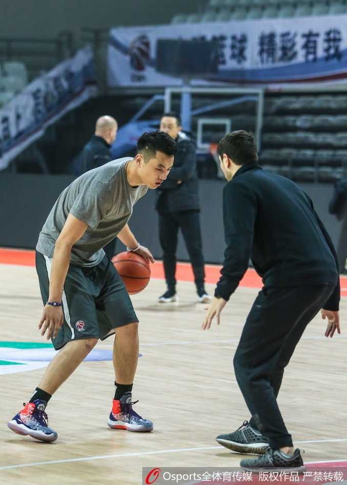 绿茵光影:定格二零一八开年热血战 门将神勇侧扑,单掌将必进球托出横梁,防守球员和对手都露出难以置信的惊叹表情