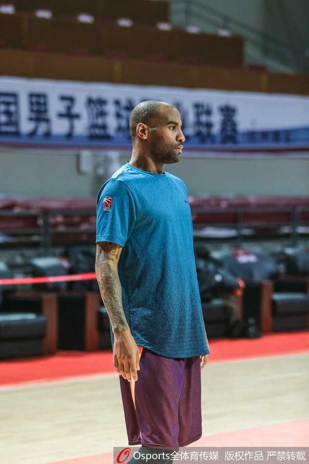 绿茵光影:定格二零一八开年热血战 边路传中瞬间,进攻球员不顾防守飞身铲射,整个人横在空中,草屑随着动作飞扬