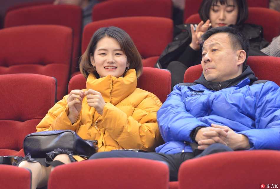 进球瞬间，看台上一位身穿白色上衣的女球迷激动地振臂高呼，脸上洋溢着最纯粹的喜悦，身后的喧嚣仿佛都成了她的背景板。