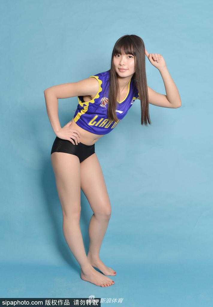 绿茵场边的蓝白色:记录那些为辽宁足球呐喊的阳光女孩 两位女球迷头碰头亲密合影,她们脸上画着彩绘,手中挥舞着围巾,闺蜜二人共同享受着比赛日带来的快乐时光。