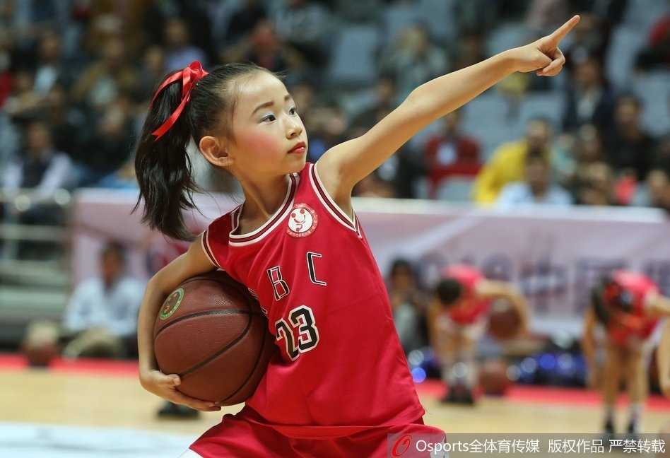 绿茵追风少年:从帕米尔高原到聚光灯下,足球小将的热血征途 身穿红色球衣的小球员在赛场上高高跃起,用胸部优雅地停下高空球,目光坚定地观察着场上局势,宛如一位少年指挥官。