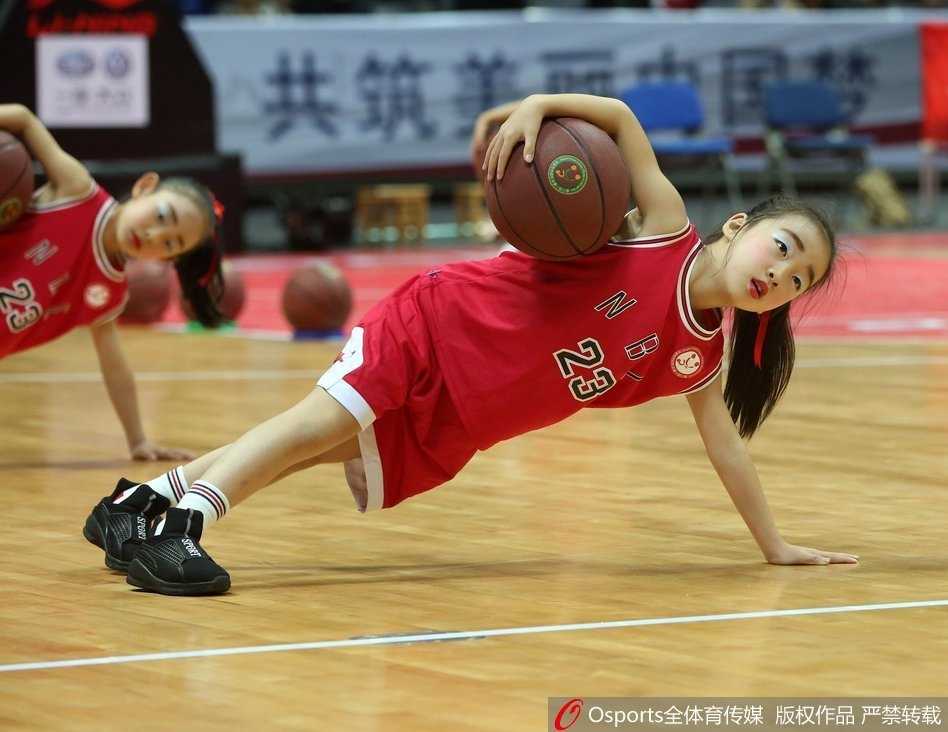 绿茵追风少年:从帕米尔高原到聚光灯下,足球小将的热血征途 一名小球员在人群中灵巧地将球挑起,准备进行过人,周围防守球员的眼神中充满了惊讶与无奈,画面充满了童趣与竞技的张力。