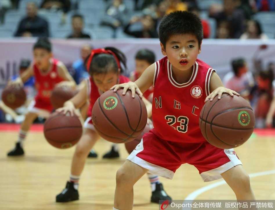 绿茵追风少年:从帕米尔高原到聚光灯下,足球小将的热血征途 训练结束后,夕阳的余晖洒在球场上,一名小球员独自加练射门,皮球应声入网,他握紧拳头,脸上露出满足而坚毅的微笑。