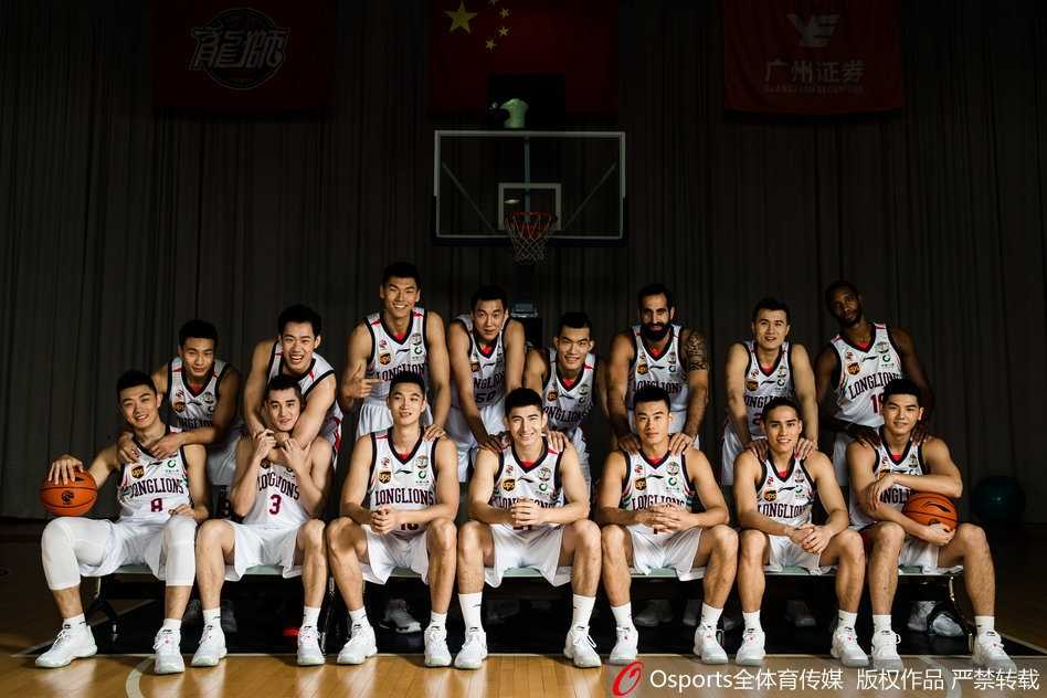 镜头聚焦于2016年状元秀郭凯，他肌肉线条分明，眼神中透露出内线球员少有的灵动与沉稳，仿佛在篮下筑起了一道叹息之墙。