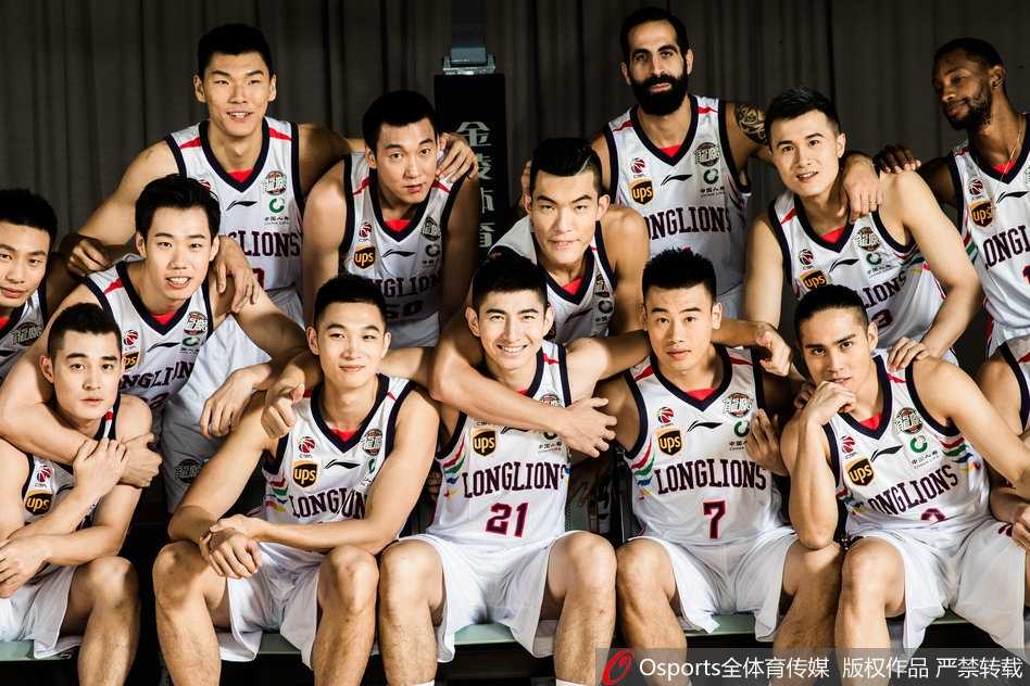 外援凯尔·福格手持篮球，面带自信微笑，作为球队的得分尖刀，他的每一次运球都牵动着对手的防守神经。