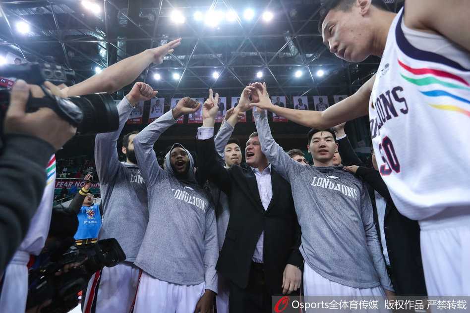 崔万军指导被兴奋的弟子们高高抛起，这一刻，所有的战术布置与辛勤汗水都化作了拥抱成功的喜悦。