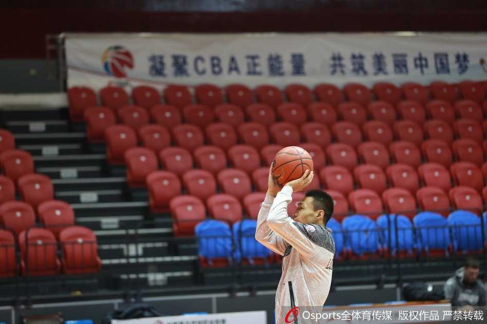 两名球员在篮下进行激烈的卡位对抗，肌肉碰撞声仿佛穿透画面，让人感受到训练场上剑拔弩张的实战气氛。