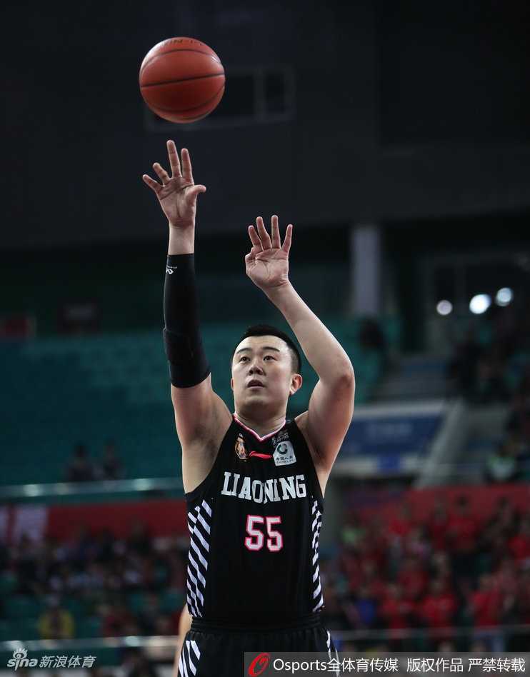 羊城铁骑终结辽篮连胜,季后赛席位之争烽烟四起 广州队外援福格在辽宁队严密防守下,犹如灵蛇出洞,以一记高难度的后仰跳投将球送入篮筐,瞬间点燃了主场球迷的激情。