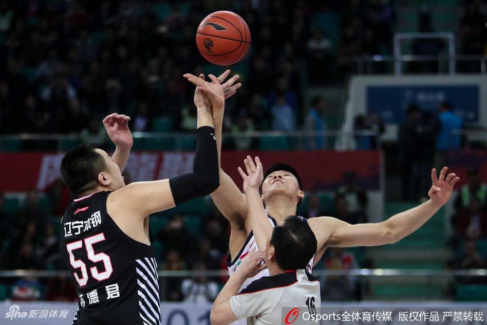 羊城铁骑终结辽篮连胜,季后赛席位之争烽烟四起 辽宁核心哈德森面对双人包夹毫无惧色,强行突破上篮,虽然身体在空中失去平衡,但依然凭借超强核心力量将球打进,彰显了MVP的风采。