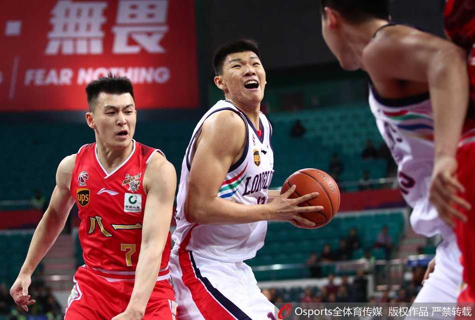 广州队罗旭东蝴蝶穿花般突破八一队的多人防守，他轻盈地跃起，在空中与对方发生身体接触后，依然稳稳将球抛出，裁判哨声随即响起，这是一个精彩的2+1。