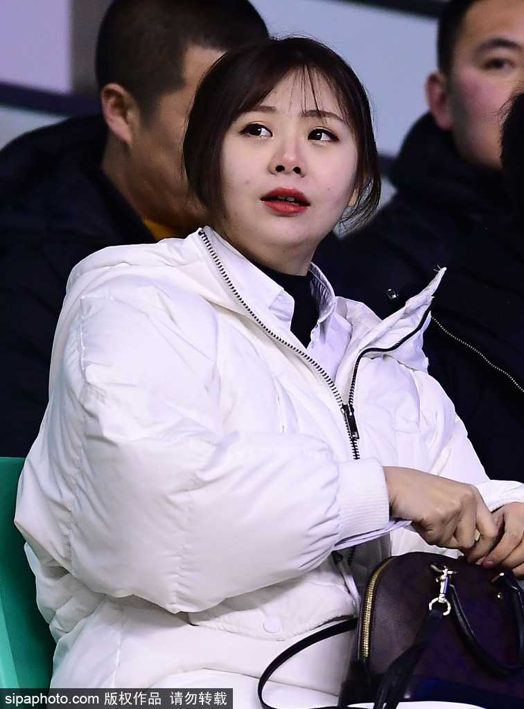 美女球迷点亮本溪,辽篮主场那一抹温柔呐喊 一位面容清秀的美女球迷身穿白色绒衣,双手举着助威加油牌,眼神专注地望着赛场方向,仿佛下一秒就要为心爱的球星呐喊出声。