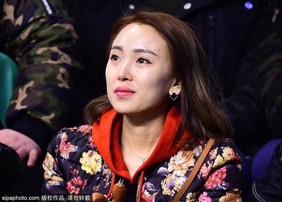 美女球迷点亮本溪,辽篮主场那一抹温柔呐喊 中场休息时,一位长发披肩的美女球迷回眸一笑,身后是正在热身的球员和热闹的看台,她的笑容仿佛拥有能让人忘却比赛压力的魔力。