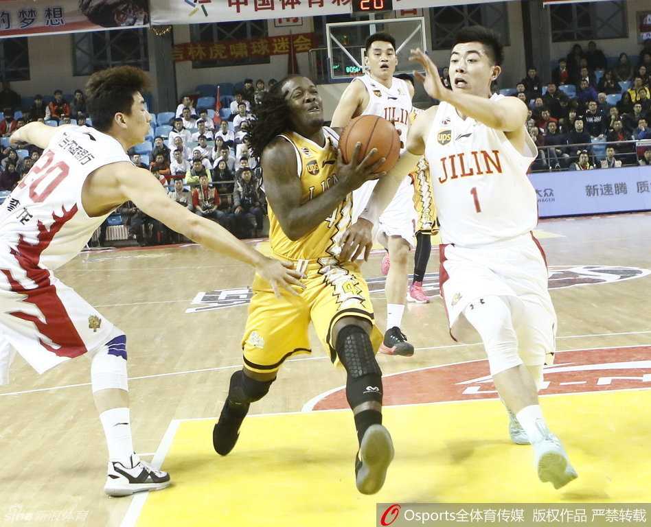 福特森如一道闪电撕破防线，虽然身材矮小却蕴含巨大能量，他在长人阵中坚决突破，眼中只有篮筐和胜利。