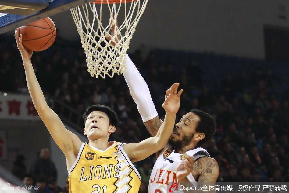 代怀博高高跃起，在空中舒展身体，用一次柔和的挑篮对抗着严密的防守，展现出前锋出色的身体素质与手感。