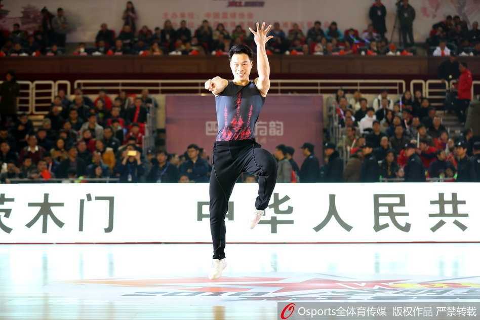 南区队球员犹如一道红色闪电，持球加速突破北区队的严密防线，她目光如炬，上篮瞬间身体在空中舒展开来，动作舒展而充满力量。