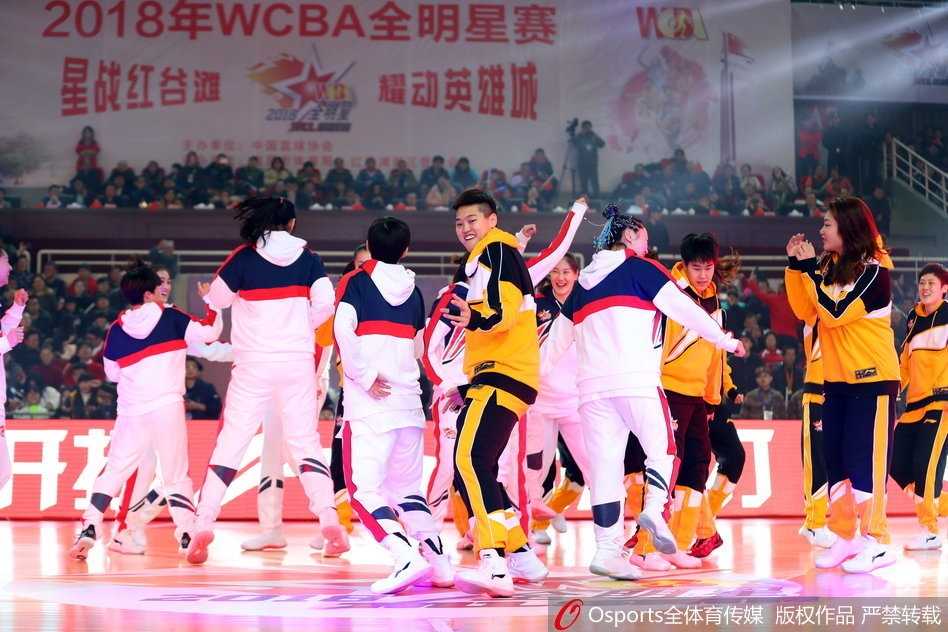 荣获MVP的南区队核心球员露雯手捧奖杯，面对镜头露出自信而甜美的微笑，汗水与荣光交织，她是今晚最耀眼的明星。