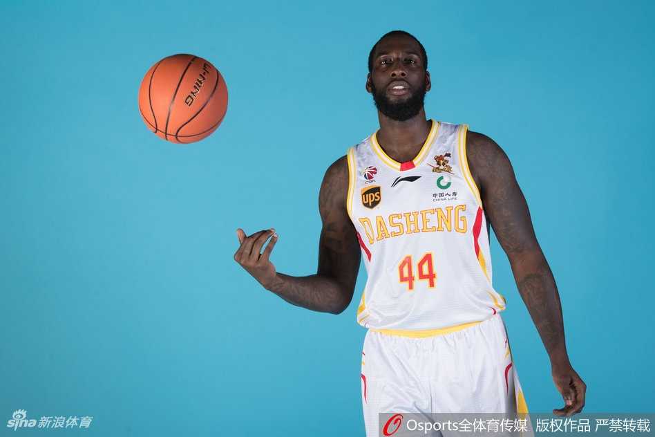 冷振铎与队友姜博、何敬佳并肩而立，三位青年才俊面带微笑，朝气蓬勃，仿佛初升的太阳。