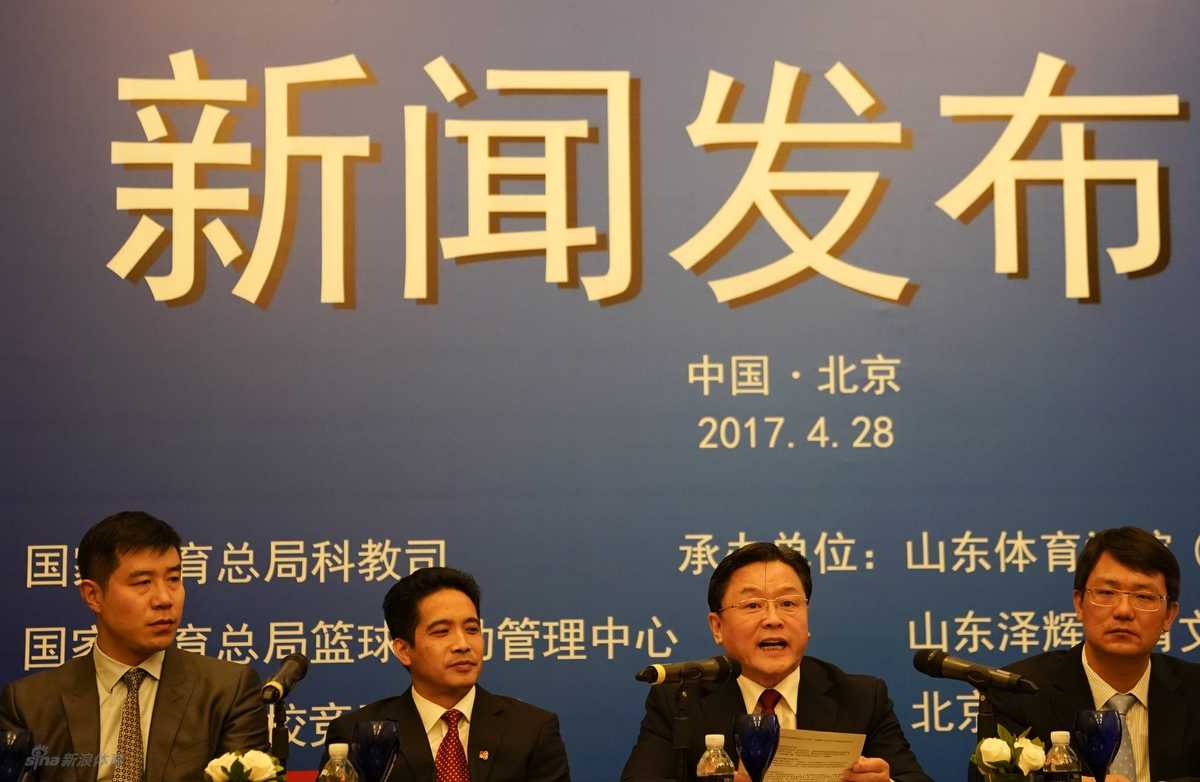 群贤毕至共绘篮坛宏图,蓄势待发只为荣耀瞬间——2017第二届全国体育院校篮球联赛锋芒初露 发布会结束后,与会嘉宾们在背景板前合影留念,他们脸上洋溢着自信的笑容,身后“激情、创新、奋进”的主题词格外醒目,预示着联赛将一往无前