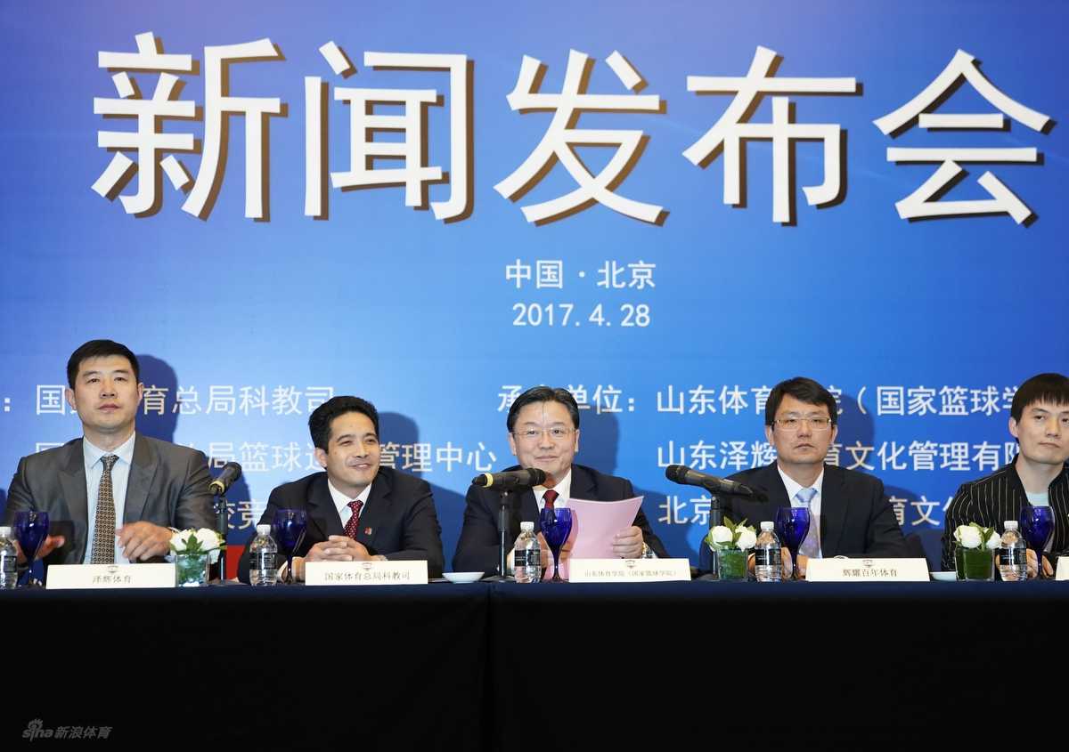 群贤毕至共绘篮坛宏图,蓄势待发只为荣耀瞬间——2017第二届全国体育院校篮球联赛锋芒初露 在媒体群访环节,独家商务运营单位负责人王彦波面对镜头侃侃而谈,详细阐述了联赛市场化运营的新举措,身后的背景板上联赛赞助商logo清晰可见