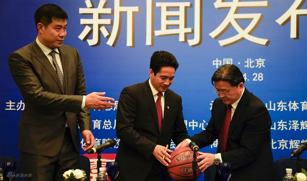 群贤毕至共绘篮坛宏图,蓄势待发只为荣耀瞬间——2017第二届全国体育院校篮球联赛锋芒初露 发布会特别设置了签名留念环节,一只崭新的篮球在嘉宾手中传递,大家纷纷在上面签下名字,寓意着众人拾柴火焰高,共同为联赛的美好未来送上祝福