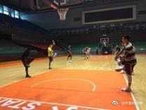 老将张庆鹏眼神坚毅，提前数小时抵达空无一人的球馆，独自开始热身训练，汗水已浸透衣衫。