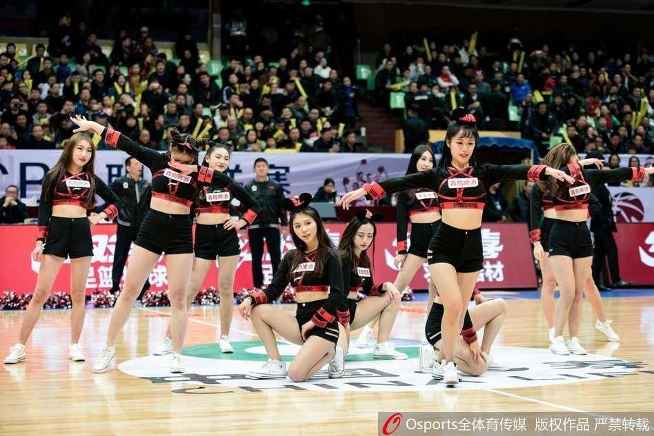 聚光灯外的舞者:四川篮球宝贝的无惧空翻与幕后坚守 动感音乐中,篮球宝贝们排列整齐,用充满力量感的舞步和自信的笑容,为赛场注入无限青春活力