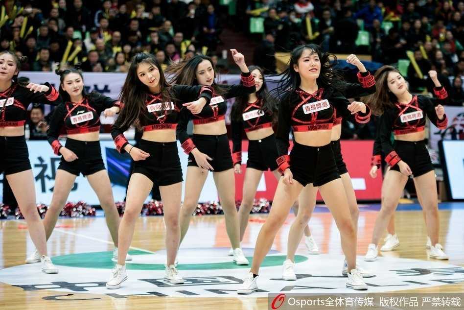 聚光灯外的舞者:四川篮球宝贝的无惧空翻与幕后坚守 领舞的篮球宝贝目光坚定,每一个动作都精准卡点,展现出专业舞者的风采与魅力