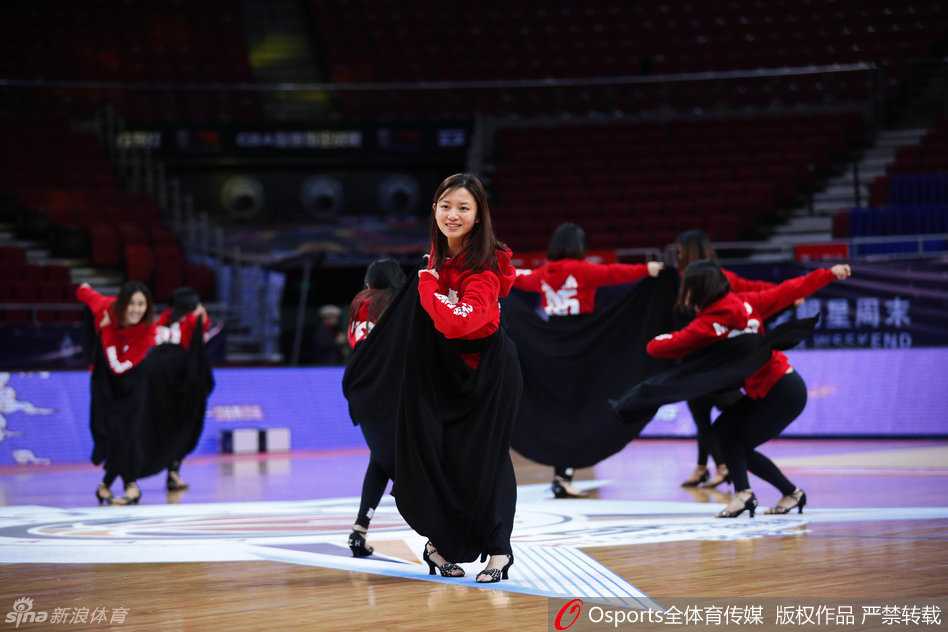 聚焦全明星周末 篮球宝贝彩排幕后全记录 夜幕降临,排练仍未停歇,女孩们全情投入每一个节拍,汗水打湿了衣衫也毫不在意。