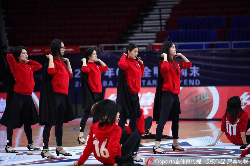 聚焦全明星周末 篮球宝贝彩排幕后全记录 领队正在为队员纠正姿态,女孩伸展手臂线条流畅,形体训练一丝不苟。