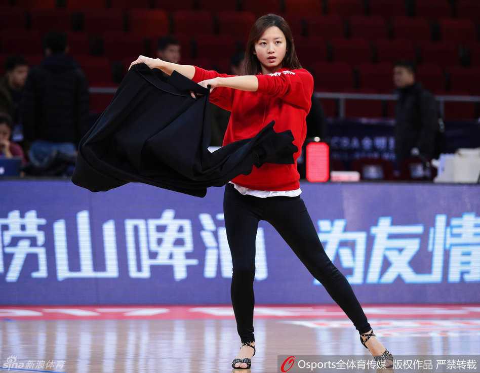 聚焦全明星周末 篮球宝贝彩排幕后全记录 换上轻便运动装的女孩们在场边休息,对着镜头露出灿烂笑容,青春气息扑面而来。