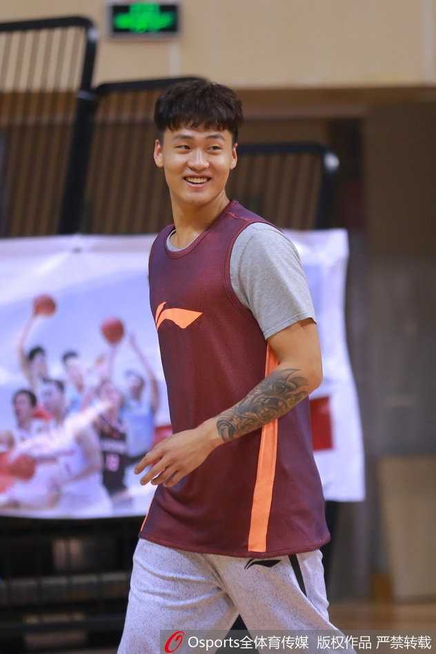 训练结束后，易建联在场边放松拉伸，即便是一个简单的喝水动作，也能看到他前臂肌肉的流畅线条，自律早已成为他生活的本能。