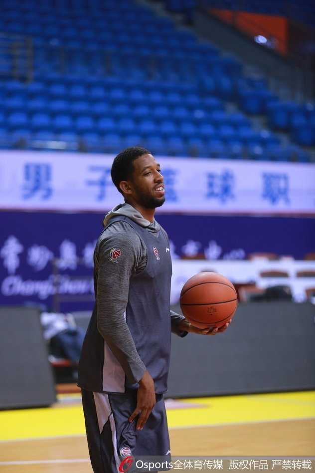 备战间隙，易建联独自练习背身单打技术，每一次转身投篮都显得从容不迫，粗壮的手臂为他的技术动作提供了完美的支点。