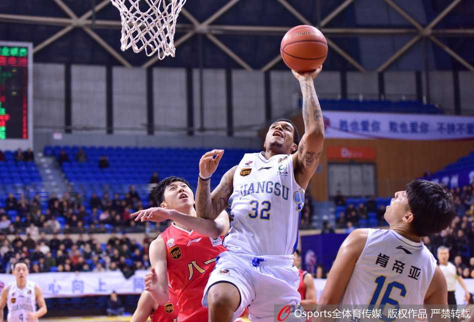 肯帝亚主场大胜八一止颓势,本土双塔联手爆发送对手九连败 李原宇在八一队内线群中高高跃起,单臂完成暴扣,整个体育馆为之沸腾,他本场砍下生涯新高的17个篮板球