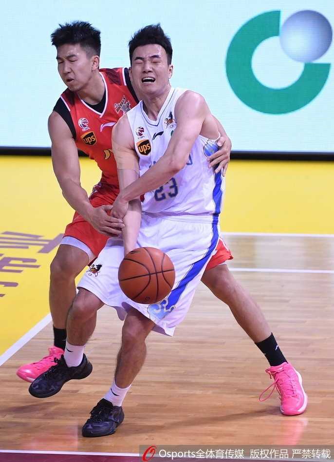 肯帝亚主场大胜八一止颓势,本土双塔联手爆发送对手九连败 江苏肯帝亚替补席瞬间沸腾,球员们挥舞着毛巾为队友的精彩表现忘情欢呼,团队气氛热烈如同胜利的火焰