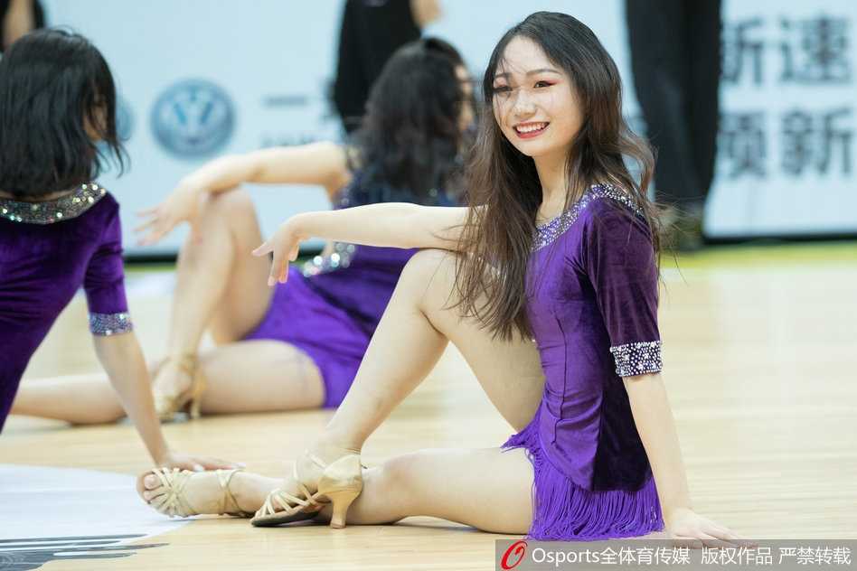 比赛进入白热化，暂停期间的啦啦队摆出充满力量的造型，用静止的瞬间积蓄能量，仿佛与场上的队员们同呼吸共命运。