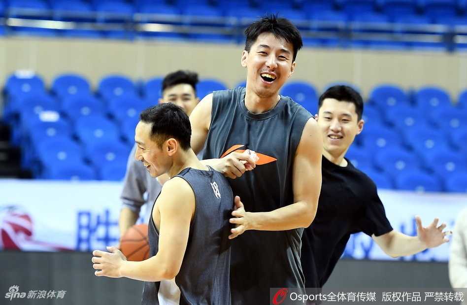 拉杜利察在对抗中强硬上篮，他全场贡献24分11篮板的两双数据，是球队获胜的内线支柱。