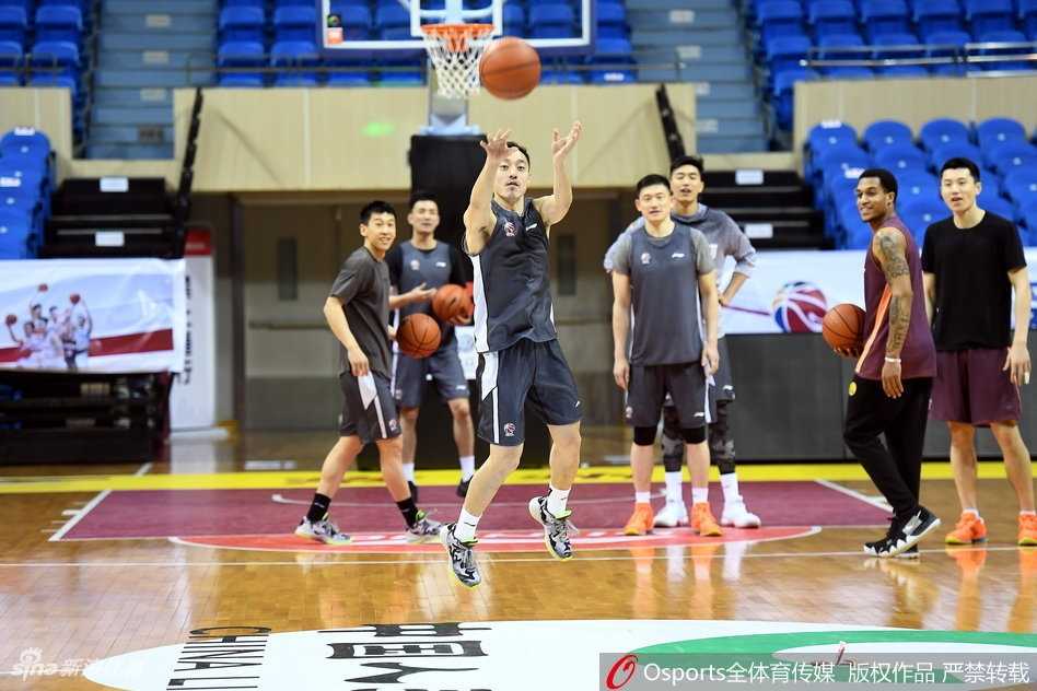 赛后肯帝亚球员们围在一起激情庆祝，他们脸上洋溢着胜利的喜悦，背景是观众席上沸腾的橙色海洋。