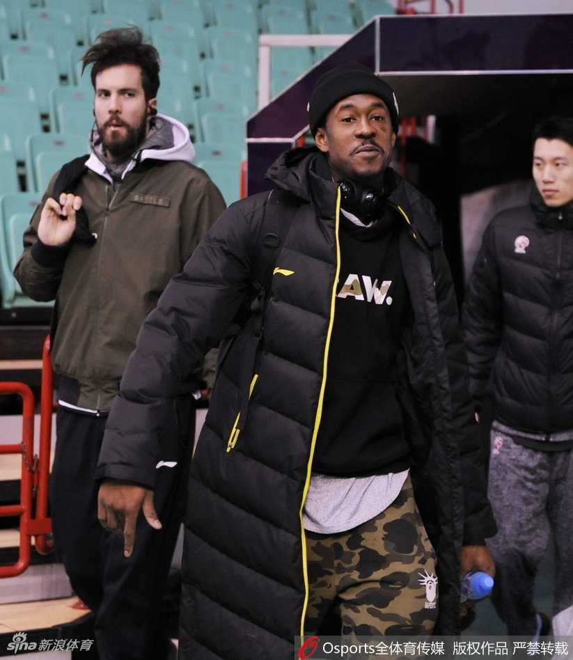 在江苏肯帝亚队的训练场馆中，马尚·布鲁克斯脸上洋溢着轻松的笑容，他正侧身与身旁的辽宁队外援哈德森和巴斯亲切交谈，三人之间的氛围如同老友聚会般融洽。