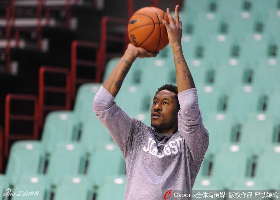 全景镜头下，布鲁克斯、哈德森和巴斯三人站在训练馆中央，他们构成了画面的焦点，周围的训练设施和队友都成了背景，这一刻的友谊超越了球队之间的竞争关系。