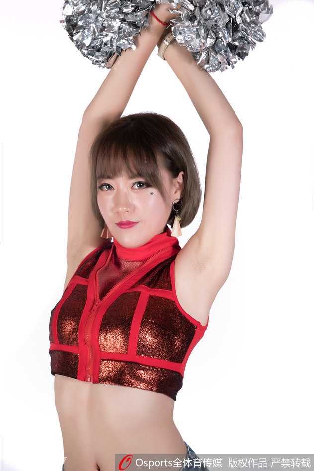 镜头拉近，这位宝贝脸上洋溢着灿烂而自信的笑容，额头上的汗珠在灯光下闪烁，那是她为这一刻倾尽全力付出的最美勋章。