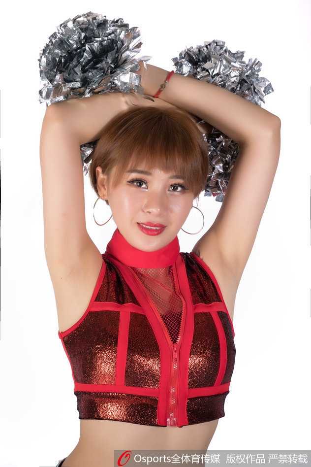 随着动感音乐的节拍，队员们动作整齐划一，她们伸展的手臂充满了力量感，仿佛在用身体语言为场上的球员传递着必胜的信念。