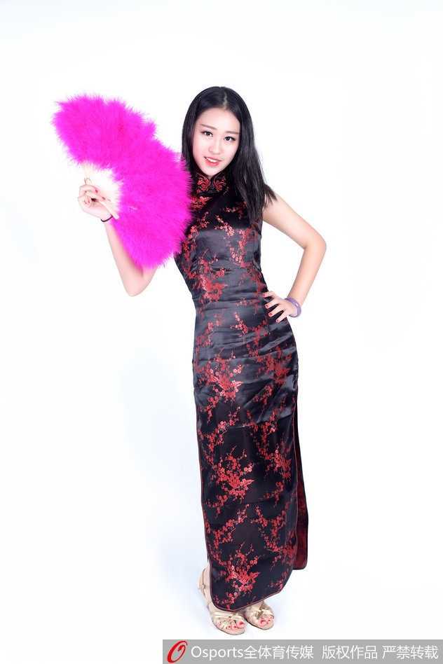 肯帝亚KDancer集体亮相，整齐划一的旗袍造型气场全开，修长身姿宛如一幅流动的东方画卷