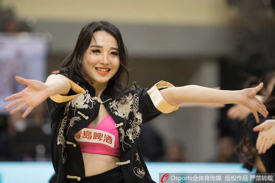 肯帝亚篮球宝贝甩袖舞惊艳赛场 两名篮球宝贝面对面互动,长袖在空中交叉形成一个巨大的红色爱心,配合默契十足