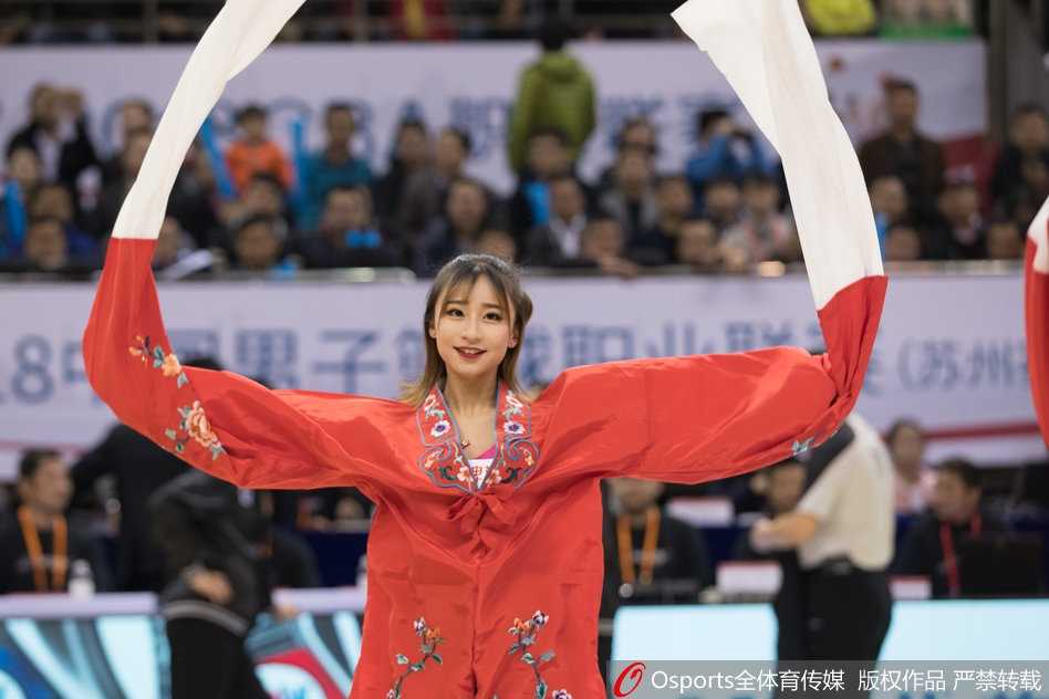 肯帝亚篮球宝贝甩袖舞惊艳赛场 篮球宝贝们整齐列队,同时向上抛甩红色长袖,袖带如火焰般升腾,气势震撼全场